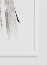 Zbliżenie na detale plakatu oprawionego w drewnianą białą ramkę od Plakatello®: Cappiello kobieta w złotym kapeluszu z różami