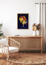 Aranżacja wnętrza, na ścianie wisi plakat w ramce: Taniec winogron Leonetto Cappiello 1903