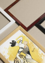 Widok z góry na cztery drewniane ramki, w jednej z nich oprawiony plakat Leonetto Cappiello tancerka belle époque żółty