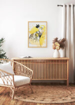 Aranżacja wnętrza, na ścianie wisi plakat w ramce: Leonetto Cappiello tancerka belle époque żółty