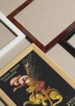 Widok z góry na cztery drewniane ramki, w jednej z nich oprawiony plakat Perrouin Frères Leonetto Cappiello tancerka