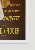 Zbliżenie na detale plakatu oprawionego w drewnianą białą ramkę od Plakatello®: Marie Brizard likier Leonetto Cappiello 1920