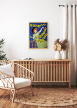 Aranżacja wnętrza, na ścianie wisi plakat w ramce: Leonetto Cappiello 1901 festiwal Livorno Włochy