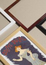 Widok z góry na cztery drewniane ramki, w jednej z nich oprawiony plakat Odette Dulac Leonetto Cappiello Art Nouveau