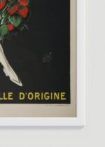 Zbliżenie na detale plakatu oprawionego w drewnianą białą ramkę od Plakatello®: La Fraisette Leonetto Cappiello likier vintage