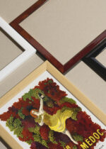 Widok z góry na cztery drewniane ramki, w jednej z nich oprawiony plakat Liqueur Cordial-Médoc Leonetto Cappiello 1905