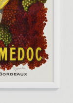 Zbliżenie na detale plakatu oprawionego w drewnianą białą ramkę od Plakatello®: Liqueur Cordial-Médoc Leonetto Cappiello 1905