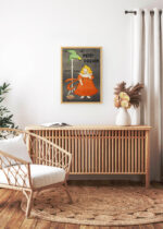 Aranżacja wnętrza, na ścianie wisi plakat w ramce: Dziewczynka z papugą Leonetto Cappiello vintage