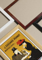 Widok z góry na cztery drewniane ramki, w jednej z nich oprawiony plakat Mont-Christ Leonetto Cappiello stara reklama vintage