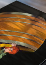 Zbliżenie na detale plakatu: Leonetto Cappiello kobieta z beczką reklama vintage