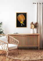 Aranżacja wnętrza, na ścianie wisi plakat w ramce: Leonetto Cappiello kobieta z beczką reklama vintage