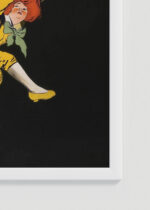 Zbliżenie na detale plakatu oprawionego w drewnianą białą ramkę od Plakatello®: Leonetto Cappiello kobieta z beczką reklama vintage