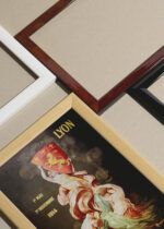 Widok z góry na cztery drewniane ramki, w jednej z nich oprawiony plakat Lyon 1914 Leonetto Cappiello Art Nouveau