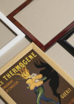 Widok z góry na cztery drewniane ramki, w jednej z nich oprawiony plakat Le Thermogène Leonetto Cappiello 1909 vintage