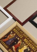 Widok z góry na cztery drewniane ramki, w jednej z nich oprawiony plakat Leonetto Cappiello makaron Ferrari belle époque