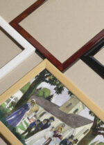 Widok z góry na cztery drewniane ramki, w jednej z nich oprawiony plakat Maurice Denis Pierwsza Komunia Św. Lopoldine Fourqueux 1933