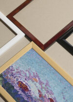 Widok z góry na cztery drewniane ramki, w jednej z nich oprawiony plakat Maurice Denis Wybrzeże Oceanu