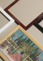 Widok z góry na cztery drewniane ramki, w jednej z nich oprawiony plakat Zwiastowanie Maurice Denis Kobieta i Anioł w ogrodzie