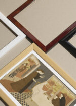 Widok z góry na cztery drewniane ramki, w jednej z nich oprawiony plakat Maurice Denis Pielgrzymi z Emmaus 1895