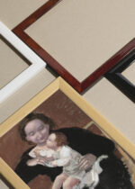 Widok z góry na cztery drewniane ramki, w jednej z nich oprawiony plakat Maurice Denis Matka z dzieckiem 1895 symbolizm