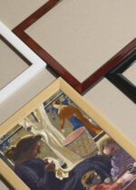 Widok z góry na cztery drewniane ramki, w jednej z nich oprawiony plakat Prywatność / Mycie okna Maurice Denis nabizm