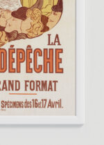 Zbliżenie na detale plakatu oprawionego w drewnianą białą ramkę od Plakatello®: Maurice Denis La Dépêche 1895 Art Nouveau vintage