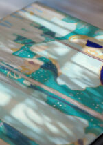 Zbliżenie na detale plakatu: Wiosna Maurice Denis błękitne postacie w łaźni