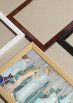 Widok z góry na cztery drewniane ramki, w jednej z nich oprawiony plakat Wiosna Maurice Denis błękitne postacie w łaźni