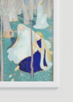 Zbliżenie na detale plakatu oprawionego w drewnianą białą ramkę od Plakatello®: Wiosna Maurice Denis błękitne postacie w łaźni