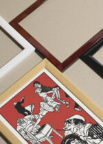 Widok z góry na cztery drewniane ramki, w jednej z nich oprawiony plakat Moriz Jung impreza przy patefonie secesja groteska