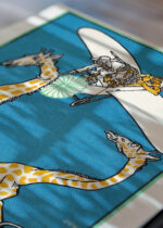 Zbliżenie na detale plakatu: Moriz Jung polowanie na żyrafy samolotem surrealizm secesja