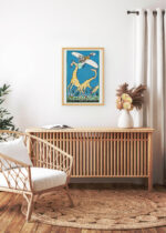 Aranżacja wnętrza, na ścianie wisi plakat w ramce: Moriz Jung polowanie na żyrafy samolotem surrealizm secesja