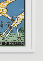 Zbliżenie na detale plakatu oprawionego w drewnianą białą ramkę od Plakatello®: Moriz Jung polowanie na żyrafy samolotem surrealizm secesja