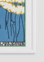 Zbliżenie na detale plakatu oprawionego w drewnianą białą ramkę od Plakatello®: Moriz Jung aeroplan góry Dolomity secesja 1911