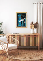 Aranżacja wnętrza, na ścianie wisi plakat w ramce: Moriz Jung randka na wieżowcu z samolotem vintage