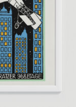 Zbliżenie na detale plakatu oprawionego w drewnianą białą ramkę od Plakatello®: Moriz Jung randka na wieżowcu z samolotem vintage