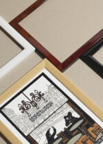 Widok z góry na cztery drewniane ramki, w jednej z nich oprawiony plakat kawiarnia Gespräch zwischen Stummen Moriz Jung secesja