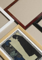 Widok z góry na cztery drewniane ramki, w jednej z nich oprawiony plakat Nocna rozmowa Moritz Jung secesja Naechtliches Gespraech