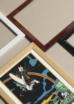 Widok z góry na cztery drewniane ramki, w jednej z nich oprawiony plakat tęcza Hindernis Regenbogen Moriz Jung secesja