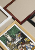 Widok z góry na cztery drewniane ramki, w jednej z nich oprawiony plakat Moriz Jung wiedeńska kawiarnia secesja Austria