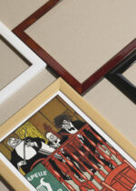 Widok z góry na cztery drewniane ramki, w jednej z nich oprawiony plakat Kapelle Meier Moriz Jung wiedeńska secesja