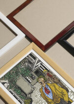 Widok z góry na cztery drewniane ramki, w jednej z nich oprawiony plakat Moriz Jung śpiewak uliczny wiedeńska secesja satyra społeczna