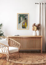 Aranżacja wnętrza, na ścianie wisi plakat w ramce: Moriz Jung śpiewak uliczny wiedeńska secesja satyra społeczna