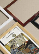 Widok z góry na cztery drewniane ramki, w jednej z nich oprawiony plakat Wiener Cafe Szachiści Moriz Jung secesja