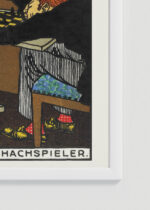 Zbliżenie na detale plakatu oprawionego w drewnianą białą ramkę od Plakatello®: Wiener Cafe Szachiści Moriz Jung secesja