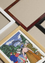 Widok z góry na cztery drewniane ramki, w jednej z nich oprawiony plakat Schönbrunn am Sonntag Spacer w parku Moriz Jung secesja wiedeńska