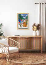 Aranżacja wnętrza, na ścianie wisi plakat w ramce: Schönbrunn am Sonntag Spacer w parku Moriz Jung secesja wiedeńska