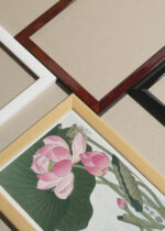 Widok z góry na cztery drewniane ramki, w jednej z nich oprawiony plakat Kwitnący Lotos Ohara Koson japoński vintage