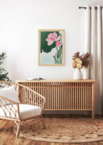 Aranżacja wnętrza, na ścianie wisi plakat w ramce: Kwitnący Lotos Ohara Koson japoński vintage