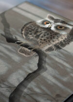 Zbliżenie na detale plakatu: sowa i księżyc Ohara Koson japoński drzeworyt